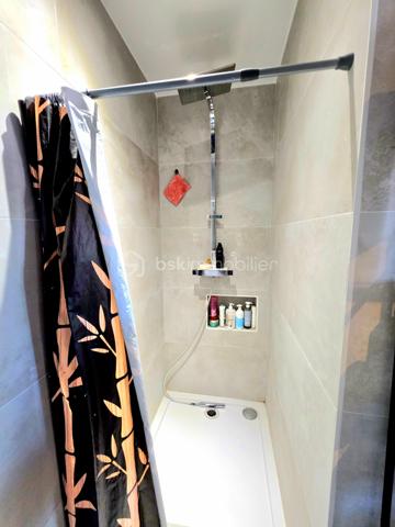 Mickaël GAUDISSARD vous propose cette villa RT 2012 de plain pied construite sur vide sanitaire en 2020.

Erigée sur une parcelle piscinable avec murs de clôtures de 450 m², vous disposez d'un stationnement privatif.
Découvrez cette prestation récente dans un lotissement calme et proche de toutes les commodités.

Elle se compose d'un espace entrée desservant la pièce de vie de 52 m² orientée Sud-Est pour une luminosité optimale avec ses 2 baies vitrées donnant accès aux terrasses Sud et Est, la cuisine équipée (four, micro-onde, lave vaisselle, plaque de cuisson, hotte aspirante) est ouverte sur le séjour et vous permet de profiter de moments conviviaux en famille ou entres amis, un cellier attenant fait également office de buanderie, vous y trouverez aussi un adoucisseur d'eau ainsi que le ballon thermo-dynamique pour l'eau chaude sanitaire.

L'espace nuit se compose de 3 chambres de 11.5 m², 13.6 m² et 15.5 m² dont 2 avec accès au patio de 24 m² orienté Nord-Ouest sans aucun vis a vis pour profiter de moments de détente au frais les jours de forte chaleur.
La salle d'eau se compose d'une douche italienne et d'un grand meuble vasque ainsi qu'un WC.

Le garage à été complètement aménagé en suite parentale de 24.2 m² avec sa salle d'eau privative et WC, vous disposez également d'un accès au patio et d'une baie vitrée  orientée Est, la suite parentale n'est pas déclarée en surface habitable.
Vous bénéficiez donc au total de 4 chambres dont 3 avec accès au patio, ou bien de 3 chambres et un bureau.

Afin d'optimiser votre confort, une pompe à chaleur alimente le système de climatisation réversible gainable, vous disposez du double vitrage avec chassis en aluminium et de volets roulants électriques.
Possibilité de réaliser un forage
Assainissement collectif
Pas de charges attenantes au lotissement, proximité voie ferrée.
Proche de toutes commodités, à 2 minutes à pieds de la zone commerciale de la croix d'or.
Taxe foncière : 1 300 € / An.

Info contact : Mickaël GAUDISSARD / 06 40 52 43 96.