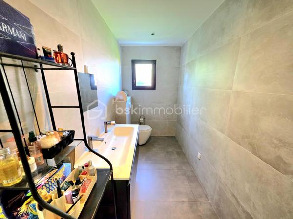 Mickaël GAUDISSARD vous propose cette villa RT 2012 de plain pied construite sur vide sanitaire en 2020.

Erigée sur une parcelle piscinable avec murs de clôtures de 450 m², vous disposez d'un stationnement privatif.
Découvrez cette prestation récente dans un lotissement calme et proche de toutes les commodités.

Elle se compose d'un espace entrée desservant la pièce de vie de 52 m² orientée Sud-Est pour une luminosité optimale avec ses 2 baies vitrées donnant accès aux terrasses Sud et Est, la cuisine équipée (four, micro-onde, lave vaisselle, plaque de cuisson, hotte aspirante) est ouverte sur le séjour et vous permet de profiter de moments conviviaux en famille ou entres amis, un cellier attenant fait également office de buanderie, vous y trouverez aussi un adoucisseur d'eau ainsi que le ballon thermo-dynamique pour l'eau chaude sanitaire.

L'espace nuit se compose de 3 chambres de 11.5 m², 13.6 m² et 15.5 m² dont 2 avec accès au patio de 24 m² orienté Nord-Ouest sans aucun vis a vis pour profiter de moments de détente au frais les jours de forte chaleur.
La salle d'eau se compose d'une douche italienne et d'un grand meuble vasque ainsi qu'un WC.

Le garage à été complètement aménagé en suite parentale de 24.2 m² avec sa salle d'eau privative et WC, vous disposez également d'un accès au patio et d'une baie vitrée  orientée Est, la suite parentale n'est pas déclarée en surface habitable.
Vous bénéficiez donc au total de 4 chambres dont 3 avec accès au patio, ou bien de 3 chambres et un bureau.

Afin d'optimiser votre confort, une pompe à chaleur alimente le système de climatisation réversible gainable, vous disposez du double vitrage avec chassis en aluminium et de volets roulants électriques.
Possibilité de réaliser un forage
Assainissement collectif
Pas de charges attenantes au lotissement, proximité voie ferrée.
Proche de toutes commodités, à 2 minutes à pieds de la zone commerciale de la croix d'or.
Taxe foncière : 1 300 € / An.

Info contact : Mickaël GAUDISSARD / 06 40 52 43 96.