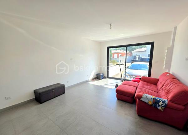 Mickaël GAUDISSARD vous propose cette villa RT 2012 de plain pied construite sur vide sanitaire en 2020.

Erigée sur une parcelle piscinable avec murs de clôtures de 450 m², vous disposez d'un stationnement privatif.
Découvrez cette prestation récente dans un lotissement calme et proche de toutes les commodités.

Elle se compose d'un espace entrée desservant la pièce de vie de 52 m² orientée Sud-Est pour une luminosité optimale avec ses 2 baies vitrées donnant accès aux terrasses Sud et Est, la cuisine équipée (four, micro-onde, lave vaisselle, plaque de cuisson, hotte aspirante) est ouverte sur le séjour et vous permet de profiter de moments conviviaux en famille ou entres amis, un cellier attenant fait également office de buanderie, vous y trouverez aussi un adoucisseur d'eau ainsi que le ballon thermo-dynamique pour l'eau chaude sanitaire.

L'espace nuit se compose de 3 chambres de 11.5 m², 13.6 m² et 15.5 m² dont 2 avec accès au patio de 24 m² orienté Nord-Ouest sans aucun vis a vis pour profiter de moments de détente au frais les jours de forte chaleur.
La salle d'eau se compose d'une douche italienne et d'un grand meuble vasque ainsi qu'un WC.

Le garage à été complètement aménagé en suite parentale de 24.2 m² avec sa salle d'eau privative et WC, vous disposez également d'un accès au patio et d'une baie vitrée  orientée Est, la suite parentale n'est pas déclarée en surface habitable.
Vous bénéficiez donc au total de 4 chambres dont 3 avec accès au patio, ou bien de 3 chambres et un bureau.

Afin d'optimiser votre confort, une pompe à chaleur alimente le système de climatisation réversible gainable, vous disposez du double vitrage avec chassis en aluminium et de volets roulants électriques.
Possibilité de réaliser un forage
Assainissement collectif
Pas de charges attenantes au lotissement, proximité voie ferrée.
Proche de toutes commodités, à 2 minutes à pieds de la zone commerciale de la croix d'or.
Taxe foncière : 1 300 € / An.

Info contact : Mickaël GAUDISSARD / 06 40 52 43 96.