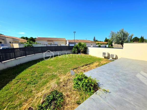 Mickaël GAUDISSARD vous propose cette villa RT 2012 de plain pied construite sur vide sanitaire en 2020.

Erigée sur une parcelle piscinable avec murs de clôtures de 450 m², vous disposez d'un stationnement privatif.
Découvrez cette prestation récente dans un lotissement calme et proche de toutes les commodités.

Elle se compose d'un espace entrée desservant la pièce de vie de 52 m² orientée Sud-Est pour une luminosité optimale avec ses 2 baies vitrées donnant accès aux terrasses Sud et Est, la cuisine équipée (four, micro-onde, lave vaisselle, plaque de cuisson, hotte aspirante) est ouverte sur le séjour et vous permet de profiter de moments conviviaux en famille ou entres amis, un cellier attenant fait également office de buanderie, vous y trouverez aussi un adoucisseur d'eau ainsi que le ballon thermo-dynamique pour l'eau chaude sanitaire.

L'espace nuit se compose de 3 chambres de 11.5 m², 13.6 m² et 15.5 m² dont 2 avec accès au patio de 24 m² orienté Nord-Ouest sans aucun vis a vis pour profiter de moments de détente au frais les jours de forte chaleur.
La salle d'eau se compose d'une douche italienne et d'un grand meuble vasque ainsi qu'un WC.

Le garage à été complètement aménagé en suite parentale de 24.2 m² avec sa salle d'eau privative et WC, vous disposez également d'un accès au patio et d'une baie vitrée  orientée Est, la suite parentale n'est pas déclarée en surface habitable.
Vous bénéficiez donc au total de 4 chambres dont 3 avec accès au patio, ou bien de 3 chambres et un bureau.

Afin d'optimiser votre confort, une pompe à chaleur alimente le système de climatisation réversible gainable, vous disposez du double vitrage avec chassis en aluminium et de volets roulants électriques.
Possibilité de réaliser un forage
Assainissement collectif
Pas de charges attenantes au lotissement, proximité voie ferrée.
Proche de toutes commodités, à 2 minutes à pieds de la zone commerciale de la croix d'or.
Taxe foncière : 1 300 € / An.

Info contact : Mickaël GAUDISSARD / 06 40 52 43 96.