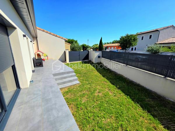 Mickaël GAUDISSARD vous propose cette villa RT 2012 de plain pied construite sur vide sanitaire en 2020.

Erigée sur une parcelle piscinable avec murs de clôtures de 450 m², vous disposez d'un stationnement privatif.
Découvrez cette prestation récente dans un lotissement calme et proche de toutes les commodités.

Elle se compose d'un espace entrée desservant la pièce de vie de 52 m² orientée Sud-Est pour une luminosité optimale avec ses 2 baies vitrées donnant accès aux terrasses Sud et Est, la cuisine équipée (four, micro-onde, lave vaisselle, plaque de cuisson, hotte aspirante) est ouverte sur le séjour et vous permet de profiter de moments conviviaux en famille ou entres amis, un cellier attenant fait également office de buanderie, vous y trouverez aussi un adoucisseur d'eau ainsi que le ballon thermo-dynamique pour l'eau chaude sanitaire.

L'espace nuit se compose de 3 chambres de 11.5 m², 13.6 m² et 15.5 m² dont 2 avec accès au patio de 24 m² orienté Nord-Ouest sans aucun vis a vis pour profiter de moments de détente au frais les jours de forte chaleur.
La salle d'eau se compose d'une douche italienne et d'un grand meuble vasque ainsi qu'un WC.

Le garage à été complètement aménagé en suite parentale de 24.2 m² avec sa salle d'eau privative et WC, vous disposez également d'un accès au patio et d'une baie vitrée  orientée Est, la suite parentale n'est pas déclarée en surface habitable.
Vous bénéficiez donc au total de 4 chambres dont 3 avec accès au patio, ou bien de 3 chambres et un bureau.

Afin d'optimiser votre confort, une pompe à chaleur alimente le système de climatisation réversible gainable, vous disposez du double vitrage avec chassis en aluminium et de volets roulants électriques.
Possibilité de réaliser un forage
Assainissement collectif
Pas de charges attenantes au lotissement, proximité voie ferrée.
Proche de toutes commodités, à 2 minutes à pieds de la zone commerciale de la croix d'or.
Taxe foncière : 1 300 € / An.

Info contact : Mickaël GAUDISSARD / 06 40 52 43 96.