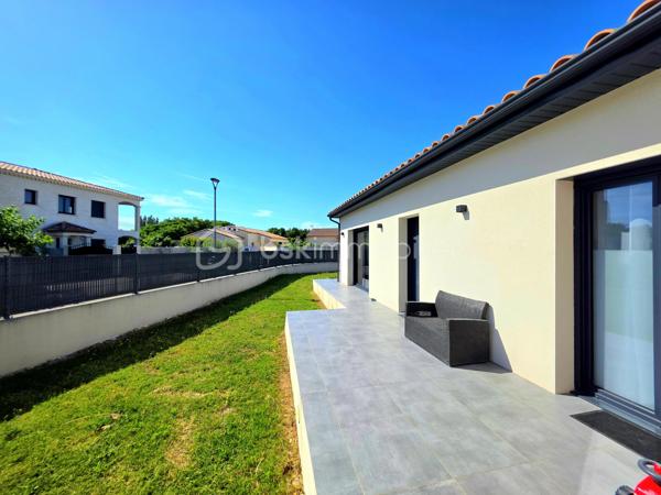Mickaël GAUDISSARD vous propose cette villa RT 2012 de plain pied construite sur vide sanitaire en 2020.

Erigée sur une parcelle piscinable avec murs de clôtures de 450 m², vous disposez d'un stationnement privatif.
Découvrez cette prestation récente dans un lotissement calme et proche de toutes les commodités.

Elle se compose d'un espace entrée desservant la pièce de vie de 52 m² orientée Sud-Est pour une luminosité optimale avec ses 2 baies vitrées donnant accès aux terrasses Sud et Est, la cuisine équipée (four, micro-onde, lave vaisselle, plaque de cuisson, hotte aspirante) est ouverte sur le séjour et vous permet de profiter de moments conviviaux en famille ou entres amis, un cellier attenant fait également office de buanderie, vous y trouverez aussi un adoucisseur d'eau ainsi que le ballon thermo-dynamique pour l'eau chaude sanitaire.

L'espace nuit se compose de 3 chambres de 11.5 m², 13.6 m² et 15.5 m² dont 2 avec accès au patio de 24 m² orienté Nord-Ouest sans aucun vis a vis pour profiter de moments de détente au frais les jours de forte chaleur.
La salle d'eau se compose d'une douche italienne et d'un grand meuble vasque ainsi qu'un WC.

Le garage à été complètement aménagé en suite parentale de 24.2 m² avec sa salle d'eau privative et WC, vous disposez également d'un accès au patio et d'une baie vitrée  orientée Est, la suite parentale n'est pas déclarée en surface habitable.
Vous bénéficiez donc au total de 4 chambres dont 3 avec accès au patio, ou bien de 3 chambres et un bureau.

Afin d'optimiser votre confort, une pompe à chaleur alimente le système de climatisation réversible gainable, vous disposez du double vitrage avec chassis en aluminium et de volets roulants électriques.
Possibilité de réaliser un forage
Assainissement collectif
Pas de charges attenantes au lotissement, proximité voie ferrée.
Proche de toutes commodités, à 2 minutes à pieds de la zone commerciale de la croix d'or.
Taxe foncière : 1 300 € / An.

Info contact : Mickaël GAUDISSARD / 06 40 52 43 96.