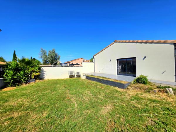 Mickaël GAUDISSARD vous propose cette villa RT 2012 de plain pied construite sur vide sanitaire en 2020.

Erigée sur une parcelle piscinable avec murs de clôtures de 450 m², vous disposez d'un stationnement privatif.
Découvrez cette prestation récente dans un lotissement calme et proche de toutes les commodités.

Elle se compose d'un espace entrée desservant la pièce de vie de 52 m² orientée Sud-Est pour une luminosité optimale avec ses 2 baies vitrées donnant accès aux terrasses Sud et Est, la cuisine équipée (four, micro-onde, lave vaisselle, plaque de cuisson, hotte aspirante) est ouverte sur le séjour et vous permet de profiter de moments conviviaux en famille ou entres amis, un cellier attenant fait également office de buanderie, vous y trouverez aussi un adoucisseur d'eau ainsi que le ballon thermo-dynamique pour l'eau chaude sanitaire.

L'espace nuit se compose de 3 chambres de 11.5 m², 13.6 m² et 15.5 m² dont 2 avec accès au patio de 24 m² orienté Nord-Ouest sans aucun vis a vis pour profiter de moments de détente au frais les jours de forte chaleur.
La salle d'eau se compose d'une douche italienne et d'un grand meuble vasque ainsi qu'un WC.

Le garage à été complètement aménagé en suite parentale de 24.2 m² avec sa salle d'eau privative et WC, vous disposez également d'un accès au patio et d'une baie vitrée  orientée Est, la suite parentale n'est pas déclarée en surface habitable.
Vous bénéficiez donc au total de 4 chambres dont 3 avec accès au patio, ou bien de 3 chambres et un bureau.

Afin d'optimiser votre confort, une pompe à chaleur alimente le système de climatisation réversible gainable, vous disposez du double vitrage avec chassis en aluminium et de volets roulants électriques.
Possibilité de réaliser un forage
Assainissement collectif
Pas de charges attenantes au lotissement, proximité voie ferrée.
Proche de toutes commodités, à 2 minutes à pieds de la zone commerciale de la croix d'or.
Taxe foncière : 1 300 € / An.

Info contact : Mickaël GAUDISSARD / 06 40 52 43 96.
