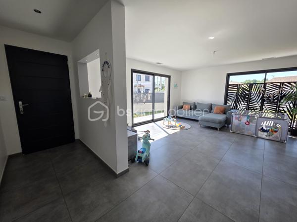 Mickaël GAUDISSARD vous propose cette villa RT 2012 de plain pied construite sur vide sanitaire en 2020.

Erigée sur une parcelle piscinable avec murs de clôtures de 450 m², vous disposez d'un stationnement privatif.
Découvrez cette prestation récente dans un lotissement calme et proche de toutes les commodités.

Elle se compose d'un espace entrée desservant la pièce de vie de 52 m² orientée Sud-Est pour une luminosité optimale avec ses 2 baies vitrées donnant accès aux terrasses Sud et Est, la cuisine équipée (four, micro-onde, lave vaisselle, plaque de cuisson, hotte aspirante) est ouverte sur le séjour et vous permet de profiter de moments conviviaux en famille ou entres amis, un cellier attenant fait également office de buanderie, vous y trouverez aussi un adoucisseur d'eau ainsi que le ballon thermo-dynamique pour l'eau chaude sanitaire.

L'espace nuit se compose de 3 chambres de 11.5 m², 13.6 m² et 15.5 m² dont 2 avec accès au patio de 24 m² orienté Nord-Ouest sans aucun vis a vis pour profiter de moments de détente au frais les jours de forte chaleur.
La salle d'eau se compose d'une douche italienne et d'un grand meuble vasque ainsi qu'un WC.

Le garage à été complètement aménagé en suite parentale de 24.2 m² avec sa salle d'eau privative et WC, vous disposez également d'un accès au patio et d'une baie vitrée  orientée Est, la suite parentale n'est pas déclarée en surface habitable.
Vous bénéficiez donc au total de 4 chambres dont 3 avec accès au patio, ou bien de 3 chambres et un bureau.

Afin d'optimiser votre confort, une pompe à chaleur alimente le système de climatisation réversible gainable, vous disposez du double vitrage avec chassis en aluminium et de volets roulants électriques.
Possibilité de réaliser un forage
Assainissement collectif
Pas de charges attenantes au lotissement, proximité voie ferrée.
Proche de toutes commodités, à 2 minutes à pieds de la zone commerciale de la croix d'or.
Taxe foncière : 1 300 € / An.

Info contact : Mickaël GAUDISSARD / 06 40 52 43 96.