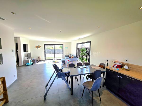 Mickaël GAUDISSARD vous propose cette villa RT 2012 de plain pied construite sur vide sanitaire en 2020.

Erigée sur une parcelle piscinable avec murs de clôtures de 450 m², vous disposez d'un stationnement privatif.
Découvrez cette prestation récente dans un lotissement calme et proche de toutes les commodités.

Elle se compose d'un espace entrée desservant la pièce de vie de 52 m² orientée Sud-Est pour une luminosité optimale avec ses 2 baies vitrées donnant accès aux terrasses Sud et Est, la cuisine équipée (four, micro-onde, lave vaisselle, plaque de cuisson, hotte aspirante) est ouverte sur le séjour et vous permet de profiter de moments conviviaux en famille ou entres amis, un cellier attenant fait également office de buanderie, vous y trouverez aussi un adoucisseur d'eau ainsi que le ballon thermo-dynamique pour l'eau chaude sanitaire.

L'espace nuit se compose de 3 chambres de 11.5 m², 13.6 m² et 15.5 m² dont 2 avec accès au patio de 24 m² orienté Nord-Ouest sans aucun vis a vis pour profiter de moments de détente au frais les jours de forte chaleur.
La salle d'eau se compose d'une douche italienne et d'un grand meuble vasque ainsi qu'un WC.

Le garage à été complètement aménagé en suite parentale de 24.2 m² avec sa salle d'eau privative et WC, vous disposez également d'un accès au patio et d'une baie vitrée  orientée Est, la suite parentale n'est pas déclarée en surface habitable.
Vous bénéficiez donc au total de 4 chambres dont 3 avec accès au patio, ou bien de 3 chambres et un bureau.

Afin d'optimiser votre confort, une pompe à chaleur alimente le système de climatisation réversible gainable, vous disposez du double vitrage avec chassis en aluminium et de volets roulants électriques.
Possibilité de réaliser un forage
Assainissement collectif
Pas de charges attenantes au lotissement, proximité voie ferrée.
Proche de toutes commodités, à 2 minutes à pieds de la zone commerciale de la croix d'or.
Taxe foncière : 1 300 € / An.

Info contact : Mickaël GAUDISSARD / 06 40 52 43 96.
