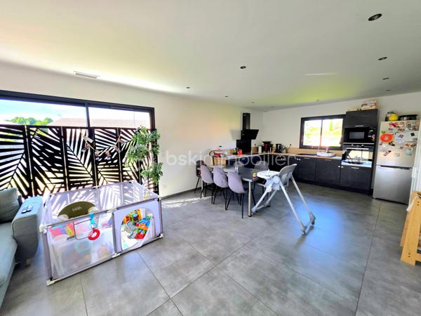 Mickaël GAUDISSARD vous propose cette villa RT 2012 de plain pied construite sur vide sanitaire en 2020.

Erigée sur une parcelle piscinable avec murs de clôtures de 450 m², vous disposez d'un stationnement privatif.
Découvrez cette prestation récente dans un lotissement calme et proche de toutes les commodités.

Elle se compose d'un espace entrée desservant la pièce de vie de 52 m² orientée Sud-Est pour une luminosité optimale avec ses 2 baies vitrées donnant accès aux terrasses Sud et Est, la cuisine équipée (four, micro-onde, lave vaisselle, plaque de cuisson, hotte aspirante) est ouverte sur le séjour et vous permet de profiter de moments conviviaux en famille ou entres amis, un cellier attenant fait également office de buanderie, vous y trouverez aussi un adoucisseur d'eau ainsi que le ballon thermo-dynamique pour l'eau chaude sanitaire.

L'espace nuit se compose de 3 chambres de 11.5 m², 13.6 m² et 15.5 m² dont 2 avec accès au patio de 24 m² orienté Nord-Ouest sans aucun vis a vis pour profiter de moments de détente au frais les jours de forte chaleur.
La salle d'eau se compose d'une douche italienne et d'un grand meuble vasque ainsi qu'un WC.

Le garage à été complètement aménagé en suite parentale de 24.2 m² avec sa salle d'eau privative et WC, vous disposez également d'un accès au patio et d'une baie vitrée  orientée Est, la suite parentale n'est pas déclarée en surface habitable.
Vous bénéficiez donc au total de 4 chambres dont 3 avec accès au patio, ou bien de 3 chambres et un bureau.

Afin d'optimiser votre confort, une pompe à chaleur alimente le système de climatisation réversible gainable, vous disposez du double vitrage avec chassis en aluminium et de volets roulants électriques.
Possibilité de réaliser un forage
Assainissement collectif
Pas de charges attenantes au lotissement, proximité voie ferrée.
Proche de toutes commodités, à 2 minutes à pieds de la zone commerciale de la croix d'or.
Taxe foncière : 1 300 € / An.

Info contact : Mickaël GAUDISSARD / 06 40 52 43 96.