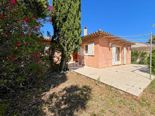Maison familiale de plain-pied avec belle pièce de vie à Rognonas