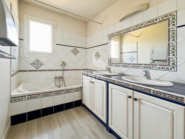 Maison familiale de plain-pied avec belle pièce de vie à Rognonas