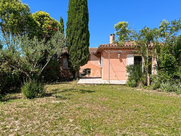 Maison familiale de plain-pied avec belle pièce de vie à Rognonas