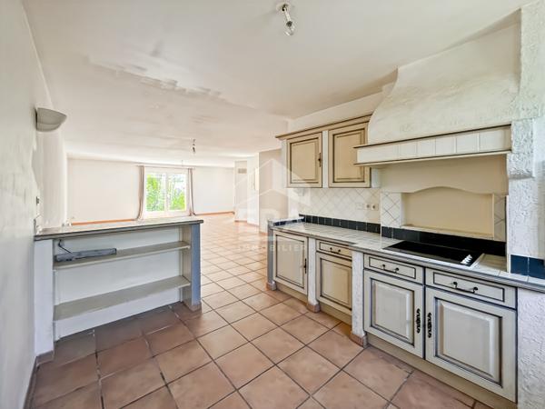 Maison familiale de plain-pied avec belle pièce de vie à Rognonas