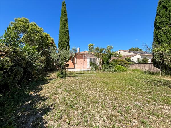Maison familiale de plain-pied avec belle pièce de vie à Rognonas