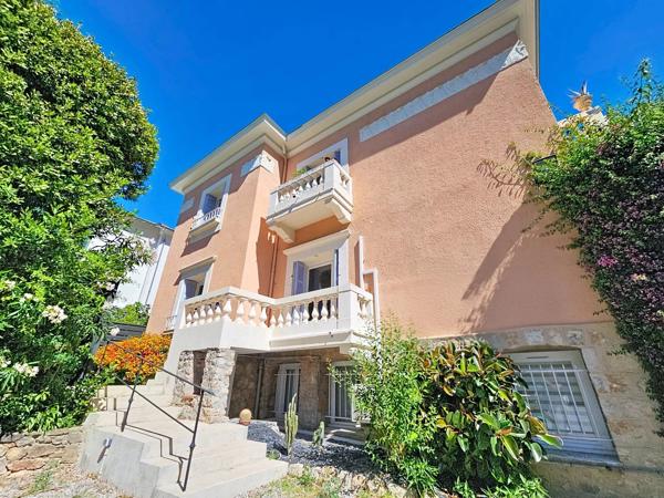 Vente                                                      Maison
                        
                     7 pièces                      239 m2                     à Cannes