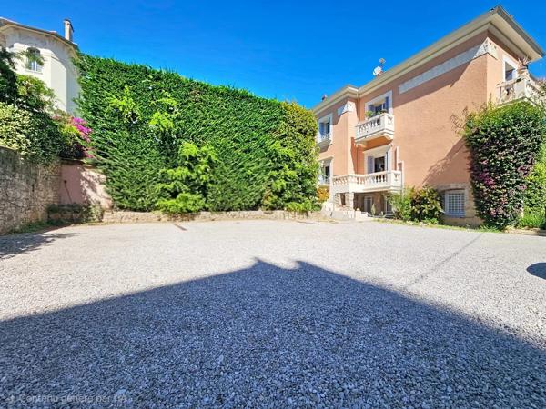 Vente                                                      Maison
                        
                     7 pièces                      239 m2                     à Cannes
