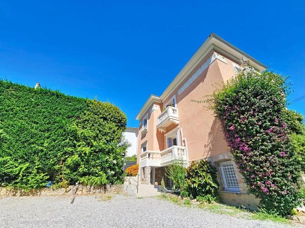 Vente                                                      Maison
                        
                     7 pièces                      239 m2                     à Cannes