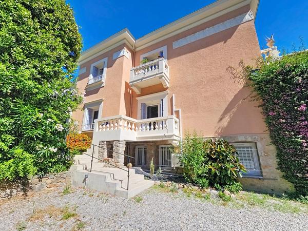 Vente                                                      Maison
                        
                     7 pièces                      239 m2                     à Cannes