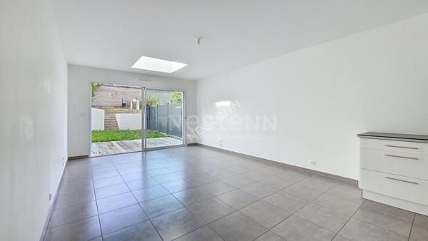 Orvault Petit Chantilly : A vendre ! Maison de 2013, belle pièce de réception avec cuisine aménagée, sur terrasse et jardin, 3 chambres + bureau à l'étage, 2 salles de bains. Garage.