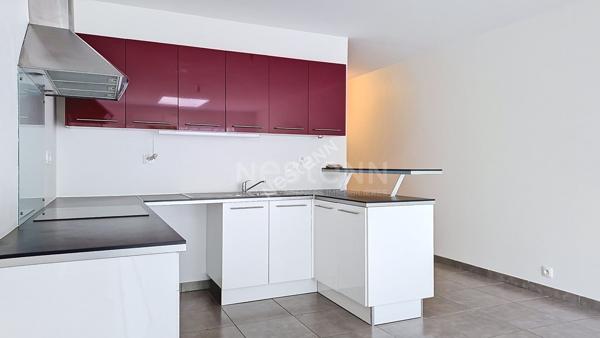 Orvault Petit Chantilly : A vendre ! Maison de 2013, belle pièce de réception avec cuisine aménagée, sur terrasse et jardin, 3 chambres + bureau à l'étage, 2 salles de bains. Garage.