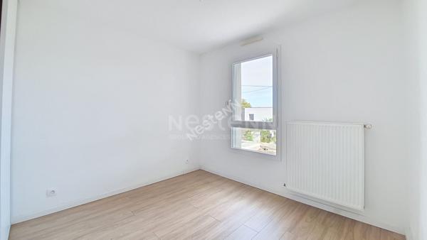 Orvault Petit Chantilly : A vendre ! Maison de 2013, belle pièce de réception avec cuisine aménagée, sur terrasse et jardin, 3 chambres + bureau à l'étage, 2 salles de bains. Garage.