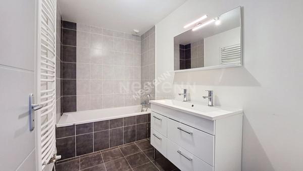 Orvault Petit Chantilly : A vendre ! Maison de 2013, belle pièce de réception avec cuisine aménagée, sur terrasse et jardin, 3 chambres + bureau à l'étage, 2 salles de bains. Garage.
