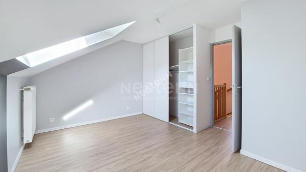 Orvault Petit Chantilly : A vendre ! Maison de 2013, belle pièce de réception avec cuisine aménagée, sur terrasse et jardin, 3 chambres + bureau à l'étage, 2 salles de bains. Garage.