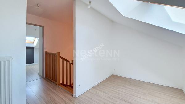 Orvault Petit Chantilly : A vendre ! Maison de 2013, belle pièce de réception avec cuisine aménagée, sur terrasse et jardin, 3 chambres + bureau à l'étage, 2 salles de bains. Garage.