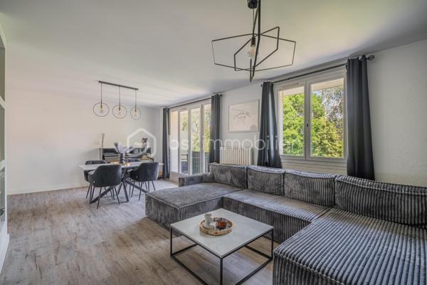 ✨ Spacieux T4 lumineux avec balcon – 93 m² – Secteur recherché Maisonnat à Pont-de-Claix ✨

📍 Situé au 7 allée Paul Éluard, dans le très apprécié secteur du stade Maisonnat à Pont-de-Claix, découvrez ce magnifique appartement T4 de 93 m², au 2ᵉ étage sur 7 avec ascenseur, au sein d’une copropriété calme et parfaitement entretenue.

🏡 Un appartement familial, lumineux et prêt à vivre

Dès l’entrée, vous serez séduit par un vaste hall de 11,5 m² offrant une distribution idéale des espaces.

Le séjour de 25 m², entièrement rénové avec goût, bénéficie d’une belle luminosité et crée un espace de vie chaleureux et convivial.

La cuisine indépendante de 9,4 m² est entièrement équipée : plaque de cuisson, hotte, micro-ondes et évier, idéale pour cuisiner au quotidien.

L’appartement dispose également de :
• 3 belles chambres confortables (11,5 m² / 11,66 m² / 11,17 m²)
• Une salle de bain entièrement rénovée ce mois-ci ✨ 
• WC séparés
• Une buanderie de 2,23 m², pratique pour le rangement et l’espace machine à laver

👉 Parquet dans toutes les pièces (hors salle de bain carrelée)
👉 Double vitrage et VMC
👉 Bonne isolation phonique

🌿 Un cadre de vie agréable

Profitez d’un balcon exposé Est ☀️, parfait pour vos petits-déjeuners ou repas en extérieur.

L’environnement verdoyant, avec un parc à proximité immédiate, offre un cadre de vie idéal pour les familles.

Les + :
✔ Cave privative
✔ Parking collectif
✔ Fibre installée

💰 Informations complémentaires

• Charges : 280 €/mois comprenant chauffage collectif, eau chaude, entretien des parties communes, ascenseur et espaces verts
• Chaudière collective récente (6 mois)
• Taxe foncière : 1 900 €
• Syndic : Heurtier
• Copropriété majoritairement occupée par des propriétaires

📞 Une belle opportunité à visiter rapidement !