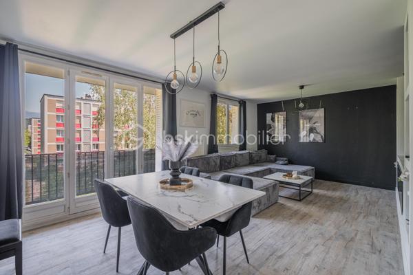 ✨ Spacieux T4 lumineux avec balcon – 93 m² – Secteur recherché Maisonnat à Pont-de-Claix ✨

📍 Situé au 7 allée Paul Éluard, dans le très apprécié secteur du stade Maisonnat à Pont-de-Claix, découvrez ce magnifique appartement T4 de 93 m², au 2ᵉ étage sur 7 avec ascenseur, au sein d’une copropriété calme et parfaitement entretenue.

🏡 Un appartement familial, lumineux et prêt à vivre

Dès l’entrée, vous serez séduit par un vaste hall de 11,5 m² offrant une distribution idéale des espaces.

Le séjour de 25 m², entièrement rénové avec goût, bénéficie d’une belle luminosité et crée un espace de vie chaleureux et convivial.

La cuisine indépendante de 9,4 m² est entièrement équipée : plaque de cuisson, hotte, micro-ondes et évier, idéale pour cuisiner au quotidien.

L’appartement dispose également de :
• 3 belles chambres confortables (11,5 m² / 11,66 m² / 11,17 m²)
• Une salle de bain entièrement rénovée ce mois-ci ✨ 
• WC séparés
• Une buanderie de 2,23 m², pratique pour le rangement et l’espace machine à laver

👉 Parquet dans toutes les pièces (hors salle de bain carrelée)
👉 Double vitrage et VMC
👉 Bonne isolation phonique

🌿 Un cadre de vie agréable

Profitez d’un balcon exposé Est ☀️, parfait pour vos petits-déjeuners ou repas en extérieur.

L’environnement verdoyant, avec un parc à proximité immédiate, offre un cadre de vie idéal pour les familles.

Les + :
✔ Cave privative
✔ Parking collectif
✔ Fibre installée

💰 Informations complémentaires

• Charges : 280 €/mois comprenant chauffage collectif, eau chaude, entretien des parties communes, ascenseur et espaces verts
• Chaudière collective récente (6 mois)
• Taxe foncière : 1 900 €
• Syndic : Heurtier
• Copropriété majoritairement occupée par des propriétaires

📞 Une belle opportunité à visiter rapidement !