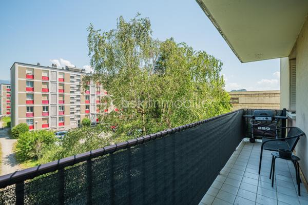 ✨ Spacieux T4 lumineux avec balcon – 93 m² – Secteur recherché Maisonnat à Pont-de-Claix ✨

📍 Situé au 7 allée Paul Éluard, dans le très apprécié secteur du stade Maisonnat à Pont-de-Claix, découvrez ce magnifique appartement T4 de 93 m², au 2ᵉ étage sur 7 avec ascenseur, au sein d’une copropriété calme et parfaitement entretenue.

🏡 Un appartement familial, lumineux et prêt à vivre

Dès l’entrée, vous serez séduit par un vaste hall de 11,5 m² offrant une distribution idéale des espaces.

Le séjour de 25 m², entièrement rénové avec goût, bénéficie d’une belle luminosité et crée un espace de vie chaleureux et convivial.

La cuisine indépendante de 9,4 m² est entièrement équipée : plaque de cuisson, hotte, micro-ondes et évier, idéale pour cuisiner au quotidien.

L’appartement dispose également de :
• 3 belles chambres confortables (11,5 m² / 11,66 m² / 11,17 m²)
• Une salle de bain entièrement rénovée ce mois-ci ✨ 
• WC séparés
• Une buanderie de 2,23 m², pratique pour le rangement et l’espace machine à laver

👉 Parquet dans toutes les pièces (hors salle de bain carrelée)
👉 Double vitrage et VMC
👉 Bonne isolation phonique

🌿 Un cadre de vie agréable

Profitez d’un balcon exposé Est ☀️, parfait pour vos petits-déjeuners ou repas en extérieur.

L’environnement verdoyant, avec un parc à proximité immédiate, offre un cadre de vie idéal pour les familles.

Les + :
✔ Cave privative
✔ Parking collectif
✔ Fibre installée

💰 Informations complémentaires

• Charges : 280 €/mois comprenant chauffage collectif, eau chaude, entretien des parties communes, ascenseur et espaces verts
• Chaudière collective récente (6 mois)
• Taxe foncière : 1 900 €
• Syndic : Heurtier
• Copropriété majoritairement occupée par des propriétaires

📞 Une belle opportunité à visiter rapidement !