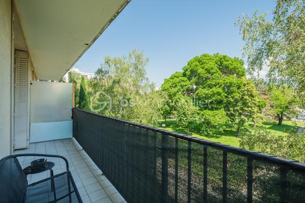 ✨ Spacieux T4 lumineux avec balcon – 93 m² – Secteur recherché Maisonnat à Pont-de-Claix ✨

📍 Situé au 7 allée Paul Éluard, dans le très apprécié secteur du stade Maisonnat à Pont-de-Claix, découvrez ce magnifique appartement T4 de 93 m², au 2ᵉ étage sur 7 avec ascenseur, au sein d’une copropriété calme et parfaitement entretenue.

🏡 Un appartement familial, lumineux et prêt à vivre

Dès l’entrée, vous serez séduit par un vaste hall de 11,5 m² offrant une distribution idéale des espaces.

Le séjour de 25 m², entièrement rénové avec goût, bénéficie d’une belle luminosité et crée un espace de vie chaleureux et convivial.

La cuisine indépendante de 9,4 m² est entièrement équipée : plaque de cuisson, hotte, micro-ondes et évier, idéale pour cuisiner au quotidien.

L’appartement dispose également de :
• 3 belles chambres confortables (11,5 m² / 11,66 m² / 11,17 m²)
• Une salle de bain entièrement rénovée ce mois-ci ✨ 
• WC séparés
• Une buanderie de 2,23 m², pratique pour le rangement et l’espace machine à laver

👉 Parquet dans toutes les pièces (hors salle de bain carrelée)
👉 Double vitrage et VMC
👉 Bonne isolation phonique

🌿 Un cadre de vie agréable

Profitez d’un balcon exposé Est ☀️, parfait pour vos petits-déjeuners ou repas en extérieur.

L’environnement verdoyant, avec un parc à proximité immédiate, offre un cadre de vie idéal pour les familles.

Les + :
✔ Cave privative
✔ Parking collectif
✔ Fibre installée

💰 Informations complémentaires

• Charges : 280 €/mois comprenant chauffage collectif, eau chaude, entretien des parties communes, ascenseur et espaces verts
• Chaudière collective récente (6 mois)
• Taxe foncière : 1 900 €
• Syndic : Heurtier
• Copropriété majoritairement occupée par des propriétaires

📞 Une belle opportunité à visiter rapidement !
