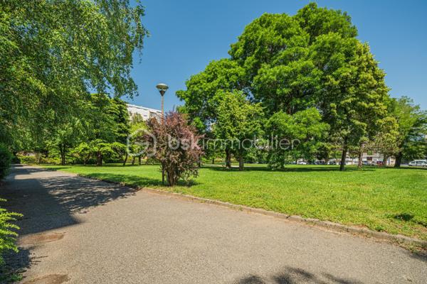 ✨ Spacieux T4 lumineux avec balcon – 93 m² – Secteur recherché Maisonnat à Pont-de-Claix ✨

📍 Situé au 7 allée Paul Éluard, dans le très apprécié secteur du stade Maisonnat à Pont-de-Claix, découvrez ce magnifique appartement T4 de 93 m², au 2ᵉ étage sur 7 avec ascenseur, au sein d’une copropriété calme et parfaitement entretenue.

🏡 Un appartement familial, lumineux et prêt à vivre

Dès l’entrée, vous serez séduit par un vaste hall de 11,5 m² offrant une distribution idéale des espaces.

Le séjour de 25 m², entièrement rénové avec goût, bénéficie d’une belle luminosité et crée un espace de vie chaleureux et convivial.

La cuisine indépendante de 9,4 m² est entièrement équipée : plaque de cuisson, hotte, micro-ondes et évier, idéale pour cuisiner au quotidien.

L’appartement dispose également de :
• 3 belles chambres confortables (11,5 m² / 11,66 m² / 11,17 m²)
• Une salle de bain entièrement rénovée ce mois-ci ✨ 
• WC séparés
• Une buanderie de 2,23 m², pratique pour le rangement et l’espace machine à laver

👉 Parquet dans toutes les pièces (hors salle de bain carrelée)
👉 Double vitrage et VMC
👉 Bonne isolation phonique

🌿 Un cadre de vie agréable

Profitez d’un balcon exposé Est ☀️, parfait pour vos petits-déjeuners ou repas en extérieur.

L’environnement verdoyant, avec un parc à proximité immédiate, offre un cadre de vie idéal pour les familles.

Les + :
✔ Cave privative
✔ Parking collectif
✔ Fibre installée

💰 Informations complémentaires

• Charges : 280 €/mois comprenant chauffage collectif, eau chaude, entretien des parties communes, ascenseur et espaces verts
• Chaudière collective récente (6 mois)
• Taxe foncière : 1 900 €
• Syndic : Heurtier
• Copropriété majoritairement occupée par des propriétaires

📞 Une belle opportunité à visiter rapidement !