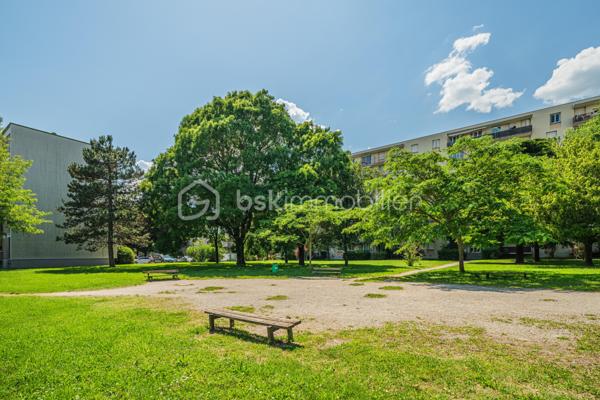 ✨ Spacieux T4 lumineux avec balcon – 93 m² – Secteur recherché Maisonnat à Pont-de-Claix ✨

📍 Situé au 7 allée Paul Éluard, dans le très apprécié secteur du stade Maisonnat à Pont-de-Claix, découvrez ce magnifique appartement T4 de 93 m², au 2ᵉ étage sur 7 avec ascenseur, au sein d’une copropriété calme et parfaitement entretenue.

🏡 Un appartement familial, lumineux et prêt à vivre

Dès l’entrée, vous serez séduit par un vaste hall de 11,5 m² offrant une distribution idéale des espaces.

Le séjour de 25 m², entièrement rénové avec goût, bénéficie d’une belle luminosité et crée un espace de vie chaleureux et convivial.

La cuisine indépendante de 9,4 m² est entièrement équipée : plaque de cuisson, hotte, micro-ondes et évier, idéale pour cuisiner au quotidien.

L’appartement dispose également de :
• 3 belles chambres confortables (11,5 m² / 11,66 m² / 11,17 m²)
• Une salle de bain entièrement rénovée ce mois-ci ✨ 
• WC séparés
• Une buanderie de 2,23 m², pratique pour le rangement et l’espace machine à laver

👉 Parquet dans toutes les pièces (hors salle de bain carrelée)
👉 Double vitrage et VMC
👉 Bonne isolation phonique

🌿 Un cadre de vie agréable

Profitez d’un balcon exposé Est ☀️, parfait pour vos petits-déjeuners ou repas en extérieur.

L’environnement verdoyant, avec un parc à proximité immédiate, offre un cadre de vie idéal pour les familles.

Les + :
✔ Cave privative
✔ Parking collectif
✔ Fibre installée

💰 Informations complémentaires

• Charges : 280 €/mois comprenant chauffage collectif, eau chaude, entretien des parties communes, ascenseur et espaces verts
• Chaudière collective récente (6 mois)
• Taxe foncière : 1 900 €
• Syndic : Heurtier
• Copropriété majoritairement occupée par des propriétaires

📞 Une belle opportunité à visiter rapidement !