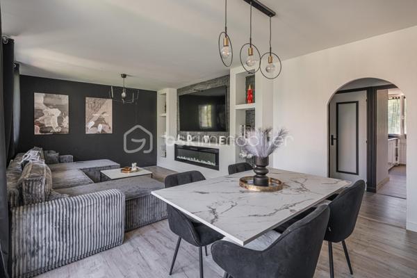 ✨ Spacieux T4 lumineux avec balcon – 93 m² – Secteur recherché Maisonnat à Pont-de-Claix ✨

📍 Situé au 7 allée Paul Éluard, dans le très apprécié secteur du stade Maisonnat à Pont-de-Claix, découvrez ce magnifique appartement T4 de 93 m², au 2ᵉ étage sur 7 avec ascenseur, au sein d’une copropriété calme et parfaitement entretenue.

🏡 Un appartement familial, lumineux et prêt à vivre

Dès l’entrée, vous serez séduit par un vaste hall de 11,5 m² offrant une distribution idéale des espaces.

Le séjour de 25 m², entièrement rénové avec goût, bénéficie d’une belle luminosité et crée un espace de vie chaleureux et convivial.

La cuisine indépendante de 9,4 m² est entièrement équipée : plaque de cuisson, hotte, micro-ondes et évier, idéale pour cuisiner au quotidien.

L’appartement dispose également de :
• 3 belles chambres confortables (11,5 m² / 11,66 m² / 11,17 m²)
• Une salle de bain entièrement rénovée ce mois-ci ✨ 
• WC séparés
• Une buanderie de 2,23 m², pratique pour le rangement et l’espace machine à laver

👉 Parquet dans toutes les pièces (hors salle de bain carrelée)
👉 Double vitrage et VMC
👉 Bonne isolation phonique

🌿 Un cadre de vie agréable

Profitez d’un balcon exposé Est ☀️, parfait pour vos petits-déjeuners ou repas en extérieur.

L’environnement verdoyant, avec un parc à proximité immédiate, offre un cadre de vie idéal pour les familles.

Les + :
✔ Cave privative
✔ Parking collectif
✔ Fibre installée

💰 Informations complémentaires

• Charges : 280 €/mois comprenant chauffage collectif, eau chaude, entretien des parties communes, ascenseur et espaces verts
• Chaudière collective récente (6 mois)
• Taxe foncière : 1 900 €
• Syndic : Heurtier
• Copropriété majoritairement occupée par des propriétaires

📞 Une belle opportunité à visiter rapidement !