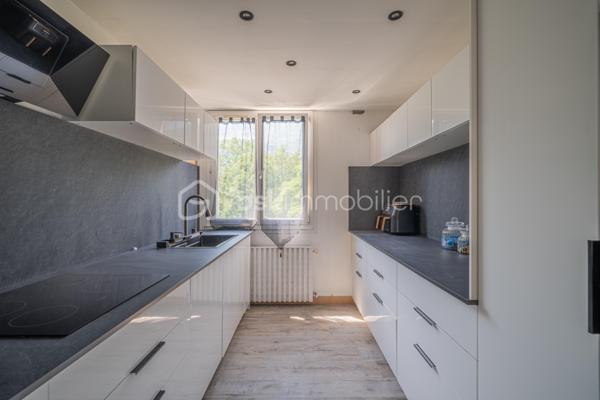 ✨ Spacieux T4 lumineux avec balcon – 93 m² – Secteur recherché Maisonnat à Pont-de-Claix ✨

📍 Situé au 7 allée Paul Éluard, dans le très apprécié secteur du stade Maisonnat à Pont-de-Claix, découvrez ce magnifique appartement T4 de 93 m², au 2ᵉ étage sur 7 avec ascenseur, au sein d’une copropriété calme et parfaitement entretenue.

🏡 Un appartement familial, lumineux et prêt à vivre

Dès l’entrée, vous serez séduit par un vaste hall de 11,5 m² offrant une distribution idéale des espaces.

Le séjour de 25 m², entièrement rénové avec goût, bénéficie d’une belle luminosité et crée un espace de vie chaleureux et convivial.

La cuisine indépendante de 9,4 m² est entièrement équipée : plaque de cuisson, hotte, micro-ondes et évier, idéale pour cuisiner au quotidien.

L’appartement dispose également de :
• 3 belles chambres confortables (11,5 m² / 11,66 m² / 11,17 m²)
• Une salle de bain entièrement rénovée ce mois-ci ✨ 
• WC séparés
• Une buanderie de 2,23 m², pratique pour le rangement et l’espace machine à laver

👉 Parquet dans toutes les pièces (hors salle de bain carrelée)
👉 Double vitrage et VMC
👉 Bonne isolation phonique

🌿 Un cadre de vie agréable

Profitez d’un balcon exposé Est ☀️, parfait pour vos petits-déjeuners ou repas en extérieur.

L’environnement verdoyant, avec un parc à proximité immédiate, offre un cadre de vie idéal pour les familles.

Les + :
✔ Cave privative
✔ Parking collectif
✔ Fibre installée

💰 Informations complémentaires

• Charges : 280 €/mois comprenant chauffage collectif, eau chaude, entretien des parties communes, ascenseur et espaces verts
• Chaudière collective récente (6 mois)
• Taxe foncière : 1 900 €
• Syndic : Heurtier
• Copropriété majoritairement occupée par des propriétaires

📞 Une belle opportunité à visiter rapidement !