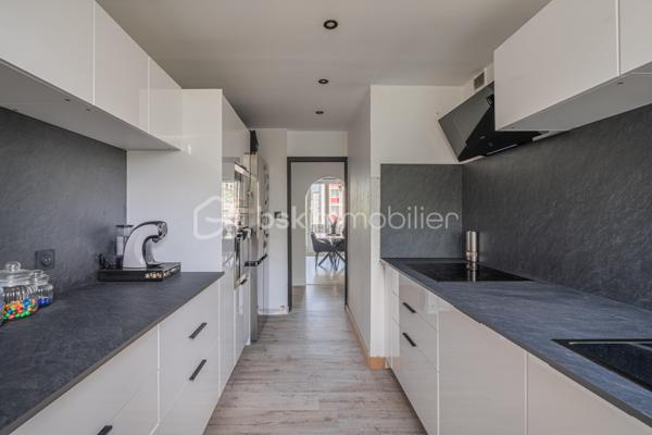 ✨ Spacieux T4 lumineux avec balcon – 93 m² – Secteur recherché Maisonnat à Pont-de-Claix ✨

📍 Situé au 7 allée Paul Éluard, dans le très apprécié secteur du stade Maisonnat à Pont-de-Claix, découvrez ce magnifique appartement T4 de 93 m², au 2ᵉ étage sur 7 avec ascenseur, au sein d’une copropriété calme et parfaitement entretenue.

🏡 Un appartement familial, lumineux et prêt à vivre

Dès l’entrée, vous serez séduit par un vaste hall de 11,5 m² offrant une distribution idéale des espaces.

Le séjour de 25 m², entièrement rénové avec goût, bénéficie d’une belle luminosité et crée un espace de vie chaleureux et convivial.

La cuisine indépendante de 9,4 m² est entièrement équipée : plaque de cuisson, hotte, micro-ondes et évier, idéale pour cuisiner au quotidien.

L’appartement dispose également de :
• 3 belles chambres confortables (11,5 m² / 11,66 m² / 11,17 m²)
• Une salle de bain entièrement rénovée ce mois-ci ✨ 
• WC séparés
• Une buanderie de 2,23 m², pratique pour le rangement et l’espace machine à laver

👉 Parquet dans toutes les pièces (hors salle de bain carrelée)
👉 Double vitrage et VMC
👉 Bonne isolation phonique

🌿 Un cadre de vie agréable

Profitez d’un balcon exposé Est ☀️, parfait pour vos petits-déjeuners ou repas en extérieur.

L’environnement verdoyant, avec un parc à proximité immédiate, offre un cadre de vie idéal pour les familles.

Les + :
✔ Cave privative
✔ Parking collectif
✔ Fibre installée

💰 Informations complémentaires

• Charges : 280 €/mois comprenant chauffage collectif, eau chaude, entretien des parties communes, ascenseur et espaces verts
• Chaudière collective récente (6 mois)
• Taxe foncière : 1 900 €
• Syndic : Heurtier
• Copropriété majoritairement occupée par des propriétaires

📞 Une belle opportunité à visiter rapidement !