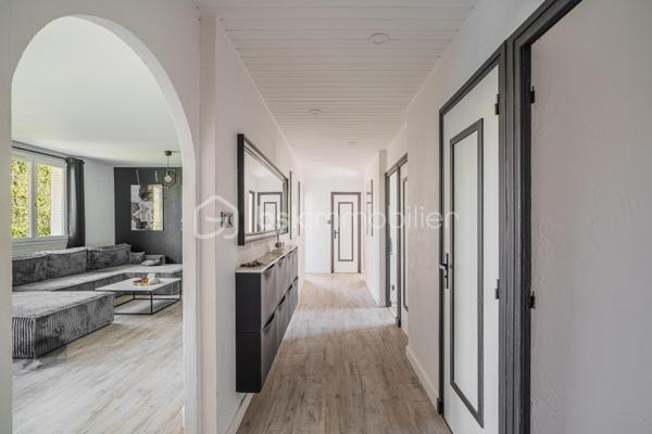 ✨ Spacieux T4 lumineux avec balcon – 93 m² – Secteur recherché Maisonnat à Pont-de-Claix ✨

📍 Situé au 7 allée Paul Éluard, dans le très apprécié secteur du stade Maisonnat à Pont-de-Claix, découvrez ce magnifique appartement T4 de 93 m², au 2ᵉ étage sur 7 avec ascenseur, au sein d’une copropriété calme et parfaitement entretenue.

🏡 Un appartement familial, lumineux et prêt à vivre

Dès l’entrée, vous serez séduit par un vaste hall de 11,5 m² offrant une distribution idéale des espaces.

Le séjour de 25 m², entièrement rénové avec goût, bénéficie d’une belle luminosité et crée un espace de vie chaleureux et convivial.

La cuisine indépendante de 9,4 m² est entièrement équipée : plaque de cuisson, hotte, micro-ondes et évier, idéale pour cuisiner au quotidien.

L’appartement dispose également de :
• 3 belles chambres confortables (11,5 m² / 11,66 m² / 11,17 m²)
• Une salle de bain entièrement rénovée ce mois-ci ✨ 
• WC séparés
• Une buanderie de 2,23 m², pratique pour le rangement et l’espace machine à laver

👉 Parquet dans toutes les pièces (hors salle de bain carrelée)
👉 Double vitrage et VMC
👉 Bonne isolation phonique

🌿 Un cadre de vie agréable

Profitez d’un balcon exposé Est ☀️, parfait pour vos petits-déjeuners ou repas en extérieur.

L’environnement verdoyant, avec un parc à proximité immédiate, offre un cadre de vie idéal pour les familles.

Les + :
✔ Cave privative
✔ Parking collectif
✔ Fibre installée

💰 Informations complémentaires

• Charges : 280 €/mois comprenant chauffage collectif, eau chaude, entretien des parties communes, ascenseur et espaces verts
• Chaudière collective récente (6 mois)
• Taxe foncière : 1 900 €
• Syndic : Heurtier
• Copropriété majoritairement occupée par des propriétaires

📞 Une belle opportunité à visiter rapidement !