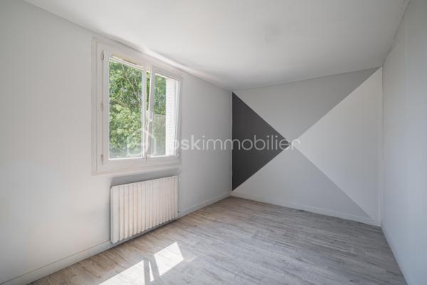 ✨ Spacieux T4 lumineux avec balcon – 93 m² – Secteur recherché Maisonnat à Pont-de-Claix ✨

📍 Situé au 7 allée Paul Éluard, dans le très apprécié secteur du stade Maisonnat à Pont-de-Claix, découvrez ce magnifique appartement T4 de 93 m², au 2ᵉ étage sur 7 avec ascenseur, au sein d’une copropriété calme et parfaitement entretenue.

🏡 Un appartement familial, lumineux et prêt à vivre

Dès l’entrée, vous serez séduit par un vaste hall de 11,5 m² offrant une distribution idéale des espaces.

Le séjour de 25 m², entièrement rénové avec goût, bénéficie d’une belle luminosité et crée un espace de vie chaleureux et convivial.

La cuisine indépendante de 9,4 m² est entièrement équipée : plaque de cuisson, hotte, micro-ondes et évier, idéale pour cuisiner au quotidien.

L’appartement dispose également de :
• 3 belles chambres confortables (11,5 m² / 11,66 m² / 11,17 m²)
• Une salle de bain entièrement rénovée ce mois-ci ✨ 
• WC séparés
• Une buanderie de 2,23 m², pratique pour le rangement et l’espace machine à laver

👉 Parquet dans toutes les pièces (hors salle de bain carrelée)
👉 Double vitrage et VMC
👉 Bonne isolation phonique

🌿 Un cadre de vie agréable

Profitez d’un balcon exposé Est ☀️, parfait pour vos petits-déjeuners ou repas en extérieur.

L’environnement verdoyant, avec un parc à proximité immédiate, offre un cadre de vie idéal pour les familles.

Les + :
✔ Cave privative
✔ Parking collectif
✔ Fibre installée

💰 Informations complémentaires

• Charges : 280 €/mois comprenant chauffage collectif, eau chaude, entretien des parties communes, ascenseur et espaces verts
• Chaudière collective récente (6 mois)
• Taxe foncière : 1 900 €
• Syndic : Heurtier
• Copropriété majoritairement occupée par des propriétaires

📞 Une belle opportunité à visiter rapidement !