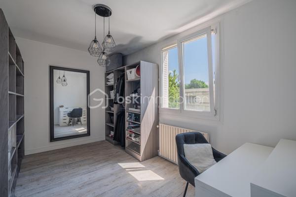 ✨ Spacieux T4 lumineux avec balcon – 93 m² – Secteur recherché Maisonnat à Pont-de-Claix ✨

📍 Situé au 7 allée Paul Éluard, dans le très apprécié secteur du stade Maisonnat à Pont-de-Claix, découvrez ce magnifique appartement T4 de 93 m², au 2ᵉ étage sur 7 avec ascenseur, au sein d’une copropriété calme et parfaitement entretenue.

🏡 Un appartement familial, lumineux et prêt à vivre

Dès l’entrée, vous serez séduit par un vaste hall de 11,5 m² offrant une distribution idéale des espaces.

Le séjour de 25 m², entièrement rénové avec goût, bénéficie d’une belle luminosité et crée un espace de vie chaleureux et convivial.

La cuisine indépendante de 9,4 m² est entièrement équipée : plaque de cuisson, hotte, micro-ondes et évier, idéale pour cuisiner au quotidien.

L’appartement dispose également de :
• 3 belles chambres confortables (11,5 m² / 11,66 m² / 11,17 m²)
• Une salle de bain entièrement rénovée ce mois-ci ✨ 
• WC séparés
• Une buanderie de 2,23 m², pratique pour le rangement et l’espace machine à laver

👉 Parquet dans toutes les pièces (hors salle de bain carrelée)
👉 Double vitrage et VMC
👉 Bonne isolation phonique

🌿 Un cadre de vie agréable

Profitez d’un balcon exposé Est ☀️, parfait pour vos petits-déjeuners ou repas en extérieur.

L’environnement verdoyant, avec un parc à proximité immédiate, offre un cadre de vie idéal pour les familles.

Les + :
✔ Cave privative
✔ Parking collectif
✔ Fibre installée

💰 Informations complémentaires

• Charges : 280 €/mois comprenant chauffage collectif, eau chaude, entretien des parties communes, ascenseur et espaces verts
• Chaudière collective récente (6 mois)
• Taxe foncière : 1 900 €
• Syndic : Heurtier
• Copropriété majoritairement occupée par des propriétaires

📞 Une belle opportunité à visiter rapidement !