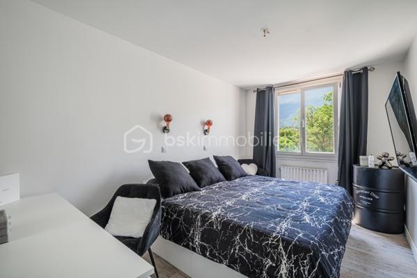 ✨ Spacieux T4 lumineux avec balcon – 93 m² – Secteur recherché Maisonnat à Pont-de-Claix ✨

📍 Situé au 7 allée Paul Éluard, dans le très apprécié secteur du stade Maisonnat à Pont-de-Claix, découvrez ce magnifique appartement T4 de 93 m², au 2ᵉ étage sur 7 avec ascenseur, au sein d’une copropriété calme et parfaitement entretenue.

🏡 Un appartement familial, lumineux et prêt à vivre

Dès l’entrée, vous serez séduit par un vaste hall de 11,5 m² offrant une distribution idéale des espaces.

Le séjour de 25 m², entièrement rénové avec goût, bénéficie d’une belle luminosité et crée un espace de vie chaleureux et convivial.

La cuisine indépendante de 9,4 m² est entièrement équipée : plaque de cuisson, hotte, micro-ondes et évier, idéale pour cuisiner au quotidien.

L’appartement dispose également de :
• 3 belles chambres confortables (11,5 m² / 11,66 m² / 11,17 m²)
• Une salle de bain entièrement rénovée ce mois-ci ✨ 
• WC séparés
• Une buanderie de 2,23 m², pratique pour le rangement et l’espace machine à laver

👉 Parquet dans toutes les pièces (hors salle de bain carrelée)
👉 Double vitrage et VMC
👉 Bonne isolation phonique

🌿 Un cadre de vie agréable

Profitez d’un balcon exposé Est ☀️, parfait pour vos petits-déjeuners ou repas en extérieur.

L’environnement verdoyant, avec un parc à proximité immédiate, offre un cadre de vie idéal pour les familles.

Les + :
✔ Cave privative
✔ Parking collectif
✔ Fibre installée

💰 Informations complémentaires

• Charges : 280 €/mois comprenant chauffage collectif, eau chaude, entretien des parties communes, ascenseur et espaces verts
• Chaudière collective récente (6 mois)
• Taxe foncière : 1 900 €
• Syndic : Heurtier
• Copropriété majoritairement occupée par des propriétaires

📞 Une belle opportunité à visiter rapidement !