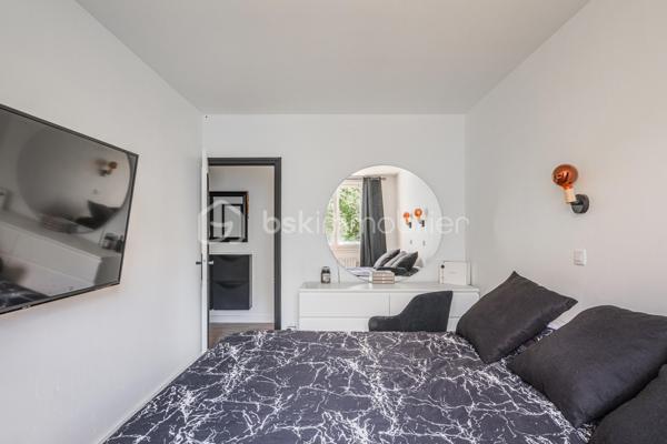 ✨ Spacieux T4 lumineux avec balcon – 93 m² – Secteur recherché Maisonnat à Pont-de-Claix ✨

📍 Situé au 7 allée Paul Éluard, dans le très apprécié secteur du stade Maisonnat à Pont-de-Claix, découvrez ce magnifique appartement T4 de 93 m², au 2ᵉ étage sur 7 avec ascenseur, au sein d’une copropriété calme et parfaitement entretenue.

🏡 Un appartement familial, lumineux et prêt à vivre

Dès l’entrée, vous serez séduit par un vaste hall de 11,5 m² offrant une distribution idéale des espaces.

Le séjour de 25 m², entièrement rénové avec goût, bénéficie d’une belle luminosité et crée un espace de vie chaleureux et convivial.

La cuisine indépendante de 9,4 m² est entièrement équipée : plaque de cuisson, hotte, micro-ondes et évier, idéale pour cuisiner au quotidien.

L’appartement dispose également de :
• 3 belles chambres confortables (11,5 m² / 11,66 m² / 11,17 m²)
• Une salle de bain entièrement rénovée ce mois-ci ✨ 
• WC séparés
• Une buanderie de 2,23 m², pratique pour le rangement et l’espace machine à laver

👉 Parquet dans toutes les pièces (hors salle de bain carrelée)
👉 Double vitrage et VMC
👉 Bonne isolation phonique

🌿 Un cadre de vie agréable

Profitez d’un balcon exposé Est ☀️, parfait pour vos petits-déjeuners ou repas en extérieur.

L’environnement verdoyant, avec un parc à proximité immédiate, offre un cadre de vie idéal pour les familles.

Les + :
✔ Cave privative
✔ Parking collectif
✔ Fibre installée

💰 Informations complémentaires

• Charges : 280 €/mois comprenant chauffage collectif, eau chaude, entretien des parties communes, ascenseur et espaces verts
• Chaudière collective récente (6 mois)
• Taxe foncière : 1 900 €
• Syndic : Heurtier
• Copropriété majoritairement occupée par des propriétaires

📞 Une belle opportunité à visiter rapidement !