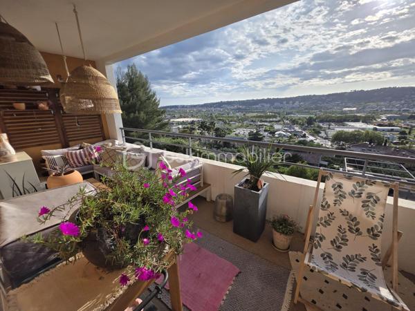🏡 NICE OUEST – CORNICHE FLEURIE

Dernier étage, terrasse de 16 m², vue panoramique et garage fermé : un cadre de vie privilégié au cœur de l'un des secteurs les plus recherchés de Nice Ouest.

Situé dans une résidence sécurisée avec piscine, découvrez ce magnifique 3 pièces de 66 m² offrant une superbe exposition ouest et une vue totalement dégagée sur les collines et les montagnes environnantes.

L'espace de vie séduit immédiatement par sa luminosité et sa modernité. Le séjour, ouvert sur une cuisine américaine entièrement équipée aux prestations soignées, crée un ensemble convivial et fonctionnel, idéal pour la vie quotidienne comme pour recevoir.

La pièce à vivre se prolonge naturellement vers une vaste terrasse de plus de 16 m², véritable espace de vie supplémentaire où vous pourrez profiter de moments privilégiés en extérieur et admirer chaque soir les couchers de soleil.

L'espace nuit se compose de deux chambres confortables, d'une salle de bains et d'un WC indépendant, avec une distribution optimisée et sans perte d'espace.

La résidence, parfaitement entretenue, offre un environnement particulièrement agréable avec :

✅ Piscine et pool house
✅ Terrain de pétanque
✅ Espaces verts paysagers
✅ Salle de réception commune avec vue sur la piscine

Un garage fermé d'environ 15 m² complète ce bien et constitue un véritable atout dans le secteur.

📍 À proximité immédiate des commerces, écoles, transports et principaux axes routiers.

Une opportunité rare sur la Corniche Fleurie, idéale pour une résidence principale de qualité comme pour un investissement patrimonial durable.

📞 Contactez moi dès maintenant pour organiser une visite.