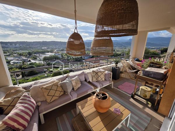 🏡 NICE OUEST – CORNICHE FLEURIE

Dernier étage, terrasse de 16 m², vue panoramique et garage fermé : un cadre de vie privilégié au cœur de l'un des secteurs les plus recherchés de Nice Ouest.

Situé dans une résidence sécurisée avec piscine, découvrez ce magnifique 3 pièces de 66 m² offrant une superbe exposition ouest et une vue totalement dégagée sur les collines et les montagnes environnantes.

L'espace de vie séduit immédiatement par sa luminosité et sa modernité. Le séjour, ouvert sur une cuisine américaine entièrement équipée aux prestations soignées, crée un ensemble convivial et fonctionnel, idéal pour la vie quotidienne comme pour recevoir.

La pièce à vivre se prolonge naturellement vers une vaste terrasse de plus de 16 m², véritable espace de vie supplémentaire où vous pourrez profiter de moments privilégiés en extérieur et admirer chaque soir les couchers de soleil.

L'espace nuit se compose de deux chambres confortables, d'une salle de bains et d'un WC indépendant, avec une distribution optimisée et sans perte d'espace.

La résidence, parfaitement entretenue, offre un environnement particulièrement agréable avec :

✅ Piscine et pool house
✅ Terrain de pétanque
✅ Espaces verts paysagers
✅ Salle de réception commune avec vue sur la piscine

Un garage fermé d'environ 15 m² complète ce bien et constitue un véritable atout dans le secteur.

📍 À proximité immédiate des commerces, écoles, transports et principaux axes routiers.

Une opportunité rare sur la Corniche Fleurie, idéale pour une résidence principale de qualité comme pour un investissement patrimonial durable.

📞 Contactez moi dès maintenant pour organiser une visite.