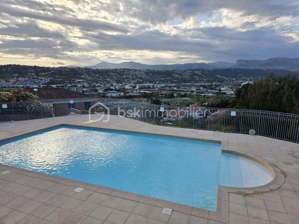 🏡 NICE OUEST – CORNICHE FLEURIE

Dernier étage, terrasse de 16 m², vue panoramique et garage fermé : un cadre de vie privilégié au cœur de l'un des secteurs les plus recherchés de Nice Ouest.

Situé dans une résidence sécurisée avec piscine, découvrez ce magnifique 3 pièces de 66 m² offrant une superbe exposition ouest et une vue totalement dégagée sur les collines et les montagnes environnantes.

L'espace de vie séduit immédiatement par sa luminosité et sa modernité. Le séjour, ouvert sur une cuisine américaine entièrement équipée aux prestations soignées, crée un ensemble convivial et fonctionnel, idéal pour la vie quotidienne comme pour recevoir.

La pièce à vivre se prolonge naturellement vers une vaste terrasse de plus de 16 m², véritable espace de vie supplémentaire où vous pourrez profiter de moments privilégiés en extérieur et admirer chaque soir les couchers de soleil.

L'espace nuit se compose de deux chambres confortables, d'une salle de bains et d'un WC indépendant, avec une distribution optimisée et sans perte d'espace.

La résidence, parfaitement entretenue, offre un environnement particulièrement agréable avec :

✅ Piscine et pool house
✅ Terrain de pétanque
✅ Espaces verts paysagers
✅ Salle de réception commune avec vue sur la piscine

Un garage fermé d'environ 15 m² complète ce bien et constitue un véritable atout dans le secteur.

📍 À proximité immédiate des commerces, écoles, transports et principaux axes routiers.

Une opportunité rare sur la Corniche Fleurie, idéale pour une résidence principale de qualité comme pour un investissement patrimonial durable.

📞 Contactez moi dès maintenant pour organiser une visite.