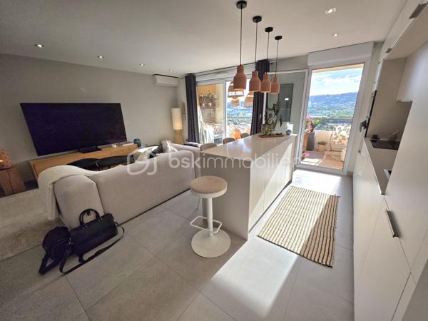 🏡 NICE OUEST – CORNICHE FLEURIE

Dernier étage, terrasse de 16 m², vue panoramique et garage fermé : un cadre de vie privilégié au cœur de l'un des secteurs les plus recherchés de Nice Ouest.

Situé dans une résidence sécurisée avec piscine, découvrez ce magnifique 3 pièces de 66 m² offrant une superbe exposition ouest et une vue totalement dégagée sur les collines et les montagnes environnantes.

L'espace de vie séduit immédiatement par sa luminosité et sa modernité. Le séjour, ouvert sur une cuisine américaine entièrement équipée aux prestations soignées, crée un ensemble convivial et fonctionnel, idéal pour la vie quotidienne comme pour recevoir.

La pièce à vivre se prolonge naturellement vers une vaste terrasse de plus de 16 m², véritable espace de vie supplémentaire où vous pourrez profiter de moments privilégiés en extérieur et admirer chaque soir les couchers de soleil.

L'espace nuit se compose de deux chambres confortables, d'une salle de bains et d'un WC indépendant, avec une distribution optimisée et sans perte d'espace.

La résidence, parfaitement entretenue, offre un environnement particulièrement agréable avec :

✅ Piscine et pool house
✅ Terrain de pétanque
✅ Espaces verts paysagers
✅ Salle de réception commune avec vue sur la piscine

Un garage fermé d'environ 15 m² complète ce bien et constitue un véritable atout dans le secteur.

📍 À proximité immédiate des commerces, écoles, transports et principaux axes routiers.

Une opportunité rare sur la Corniche Fleurie, idéale pour une résidence principale de qualité comme pour un investissement patrimonial durable.

📞 Contactez moi dès maintenant pour organiser une visite.