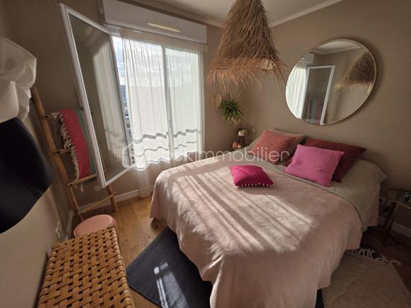 🏡 NICE OUEST – CORNICHE FLEURIE

Dernier étage, terrasse de 16 m², vue panoramique et garage fermé : un cadre de vie privilégié au cœur de l'un des secteurs les plus recherchés de Nice Ouest.

Situé dans une résidence sécurisée avec piscine, découvrez ce magnifique 3 pièces de 66 m² offrant une superbe exposition ouest et une vue totalement dégagée sur les collines et les montagnes environnantes.

L'espace de vie séduit immédiatement par sa luminosité et sa modernité. Le séjour, ouvert sur une cuisine américaine entièrement équipée aux prestations soignées, crée un ensemble convivial et fonctionnel, idéal pour la vie quotidienne comme pour recevoir.

La pièce à vivre se prolonge naturellement vers une vaste terrasse de plus de 16 m², véritable espace de vie supplémentaire où vous pourrez profiter de moments privilégiés en extérieur et admirer chaque soir les couchers de soleil.

L'espace nuit se compose de deux chambres confortables, d'une salle de bains et d'un WC indépendant, avec une distribution optimisée et sans perte d'espace.

La résidence, parfaitement entretenue, offre un environnement particulièrement agréable avec :

✅ Piscine et pool house
✅ Terrain de pétanque
✅ Espaces verts paysagers
✅ Salle de réception commune avec vue sur la piscine

Un garage fermé d'environ 15 m² complète ce bien et constitue un véritable atout dans le secteur.

📍 À proximité immédiate des commerces, écoles, transports et principaux axes routiers.

Une opportunité rare sur la Corniche Fleurie, idéale pour une résidence principale de qualité comme pour un investissement patrimonial durable.

📞 Contactez moi dès maintenant pour organiser une visite.