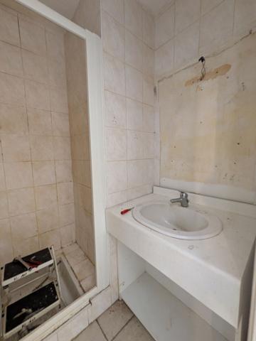 Appartement Studio à Rénover - Opportunité Investissement  à Marina Baie des Anges