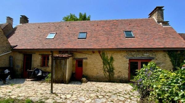Maison composée de deux parties à vendre 5 pièces LA CHAPELLE AUBAREIL (24)
