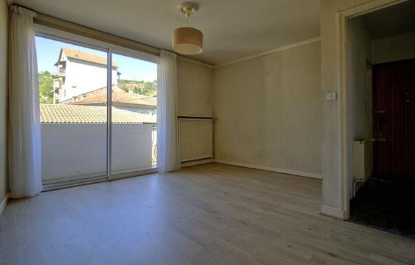 AGEN CENTRE VILLE - Appartement T2 traversant avec jardin, cellier et double balcons au sein d'un quartier recherché.
