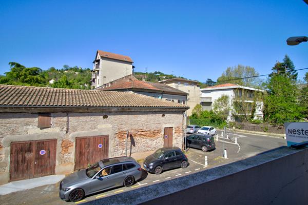 AGEN CENTRE VILLE - Appartement T2 traversant avec jardin, cellier et double balcons au sein d'un quartier recherché.