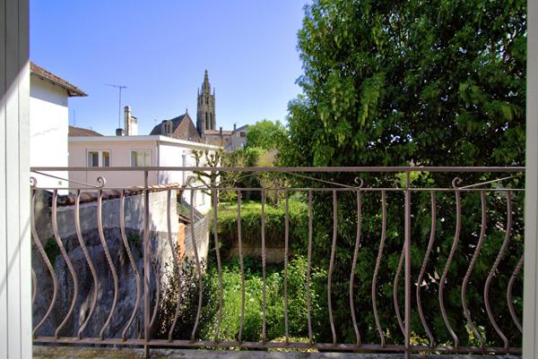 AGEN CENTRE VILLE - Appartement T2 traversant avec jardin, cellier et double balcons au sein d'un quartier recherché.