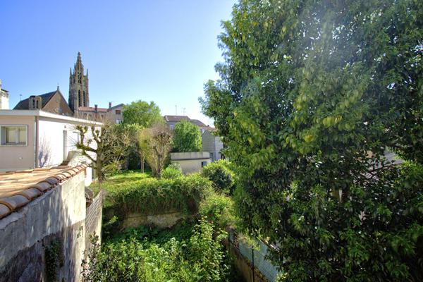AGEN CENTRE VILLE - Appartement T2 traversant avec jardin, cellier et  double balcons  au sein d'un quartier recherché.